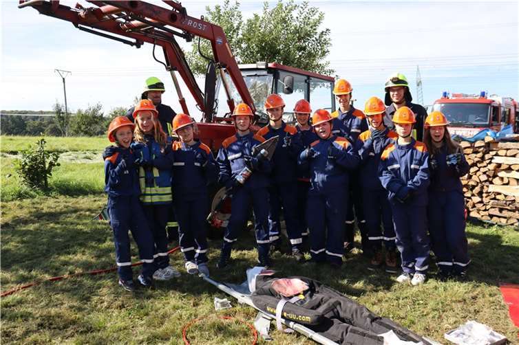 Unter der Anleitung erfahrener Feuerwehrkräfte konnten die Jugendlichen verschiedene Einsatzszenarien durchlaufen, die sowohl theoretisches Wissen als auch praktische Fähigkeiten vermittelten. Quellen: Freiwillige Feuerwehr Dieblich