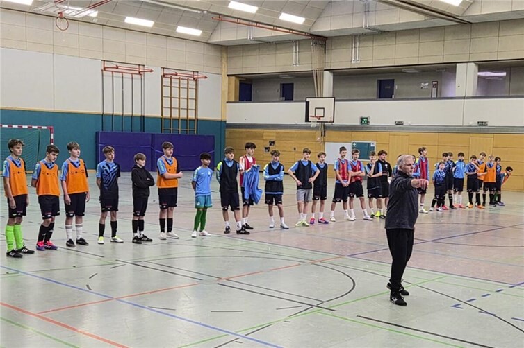 Unter der Anleitung von Horst Setzepfandt kickten rund 25 Spieler über 2,5 Stunden nach den aktuellen Futsal Regeln und lieferten sich intensive und spannende Duelle.Foto: privat
