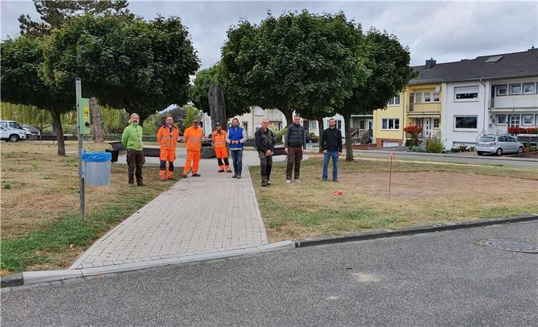 Unter der Anleitung von Landschaftsplanerin Susanne Diewald legten Mitarbeiter aus dem Bereich Grünflächenmanagement von verschiedenen Gemeinden des Landkreises in Weitersburg drei verschiedene Modellflächen an.Fotos: Kreisverwaltung MYK