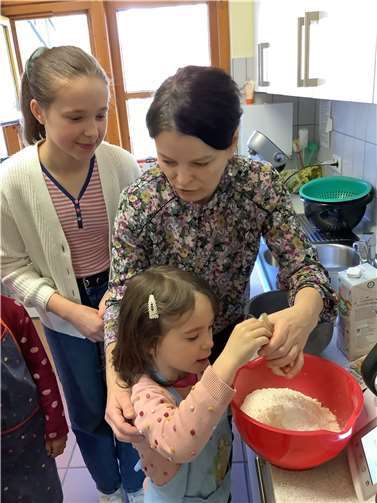 Unter der Anleitung von Yvonne Peltner wurden in der Kita auch leckere Kuchen gebacken. Foto: Sylvia Förster