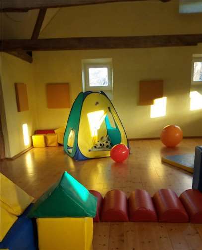 Unter der Aufsicht einer erfahrenen Erzieherin haben die kleinen „Moglis" und „Ronjas" Möglichkeit, die grundlegenden Körper- und Bewegungserfahrungen zu sammeln.