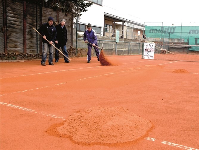 Unter der Aufsicht von Hans Gerdom (Mitte) bereiten die Platzwarte die Tennisplätze des ATC für die Freiplatzsaison vor.privat