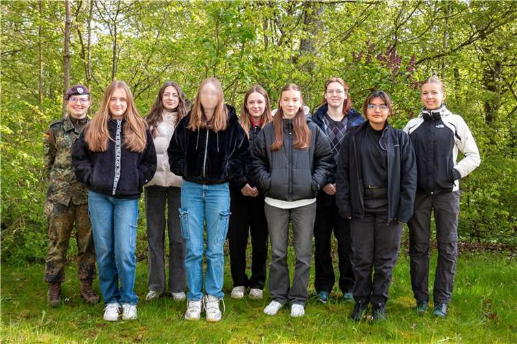 Unter der Begleitung von Hauptmann Brauer erlebten acht Schülerinnen einen Tag im Leben einer Soldatin. Fotos: Bundeswehr, Stabsunteroffizier Nadine Salzer