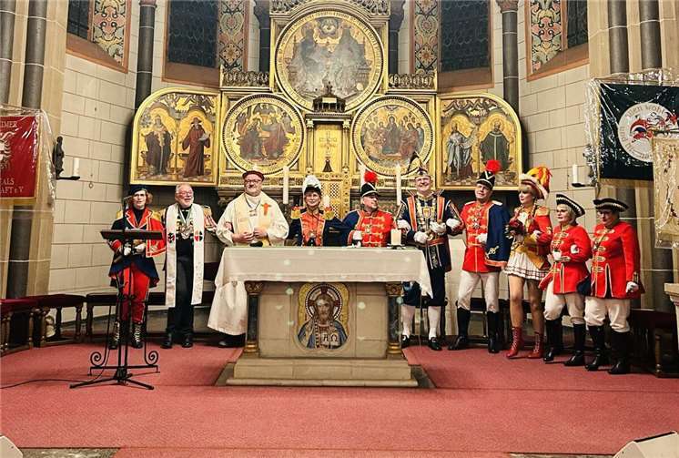 Unter der Beteiligung fast aller Prinzen, Karnevals- und Möhnenvereine der Verbandsgemeinde wurde die Kirche zur einer bunten und glitzernden Narhalla. Foto: privat