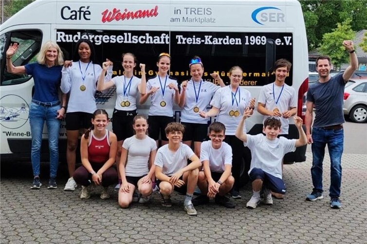 Unter der Betreuung von Swantje Filby (l.) und Timo Sesterhenn (r.) konnte die junge Mannschaft zahlreiche Erfolge einfahren. Die Ruderer und ihre Betreuer gehören zur Schulgemeinschaft des Kurfürst- Balduin- Gymnasiums Münstermaifeld, der Partnerschule des Sports und Kooperationspartner der Rudergesellschaft Treis-Karden 1969 e.V.