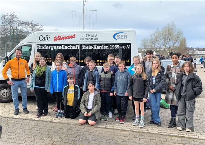 Unter der Betreuung von Timo Sesterhenn (1.v.l.), Jonas Weber (5.v.r.) und Dagmar Hippert erzielten die vier Mannschaften einen vierten und drei fünfte Plätze. Quelle: Rudergesellschaft Treis-Karden