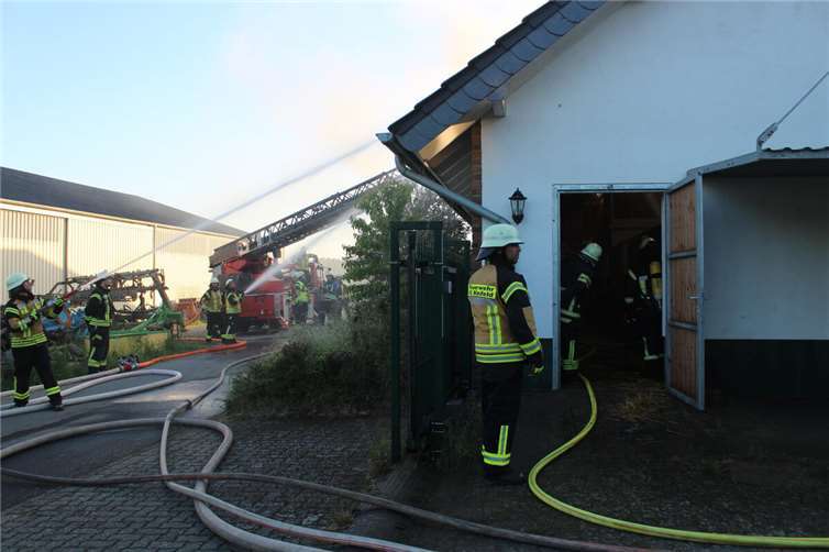 Unter der Dachhaut des Gebäudes war es zu einem Brand mit starker Rauchentwicklung gekommen. Foto: Feuerwehr Maifeld