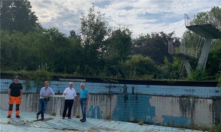 Unter der Federführung des 1. Stadtbeigeordneten Wolfgang Plöger (rechts) unterstützte die Kulturstadt Unkel mit Stadtbürgermeister Gerhard Hausen, Bauhofleiter Frank Jax und Thomas Herschbach (Kommunikation und Spezialaufgaben) die preisgekrönte Netflix-Produktion „How To Sell Drugs Online (Fast)“ – Staffel 2 der Kölner bildundtonfabrik.Foto: Stadt Unkel