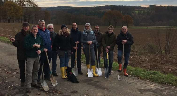 Unter der Federführung von Hans-Martin Born haben sich an verschiedenen Terminen fleißige Helfer eingefunden, um der heimischen Fauna wieder Schutzräume sowie in ihren Blühphasen auch reichlich Nektar für anfliegende Insekten zu bieten.Fotos: privat