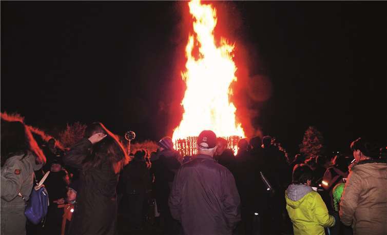 Unter der Federführung von Wolfgang Manten hatten die Mitarbeiter des städtischenBauhofs mit unzähligen Holzpaletten ein beeindruckendes Martinsfeuer aufgeschichtet.