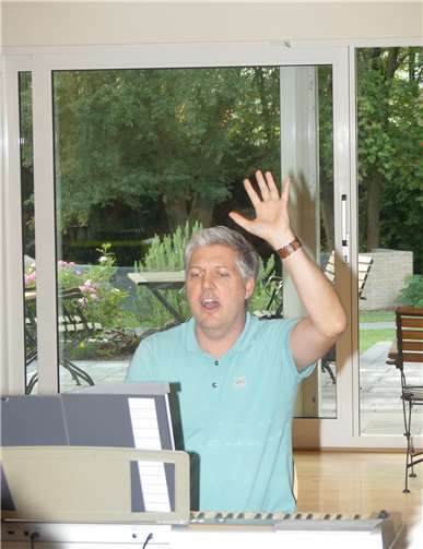 Unter der Führung von Chorleiter Andreas Norren zeigen die Sänger/-innen hervorragende Leistungen.