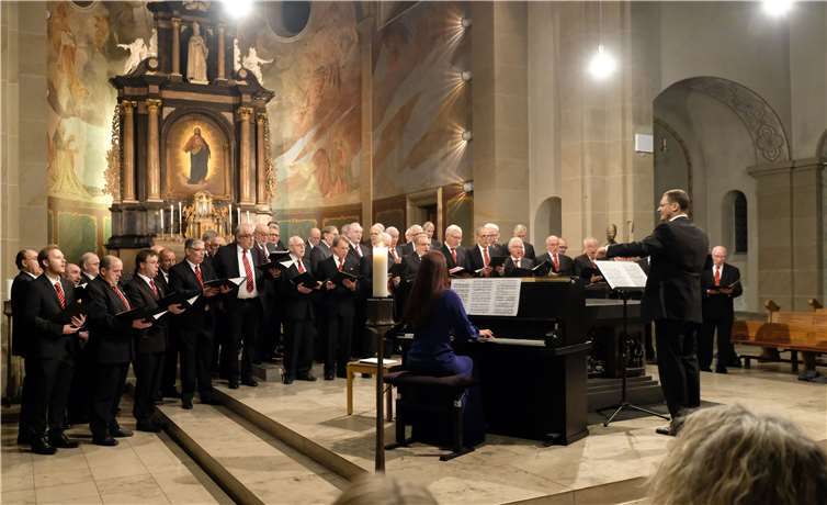 Unter der Gesamtleitung von Wassily Kotykow gab der Männerchor ein Konzert in der Horchheimer Pfarrkirche. Copyright: Lothar Stein
