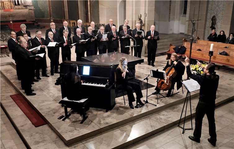 Unter der Gesamtleitung von Wassily Kotykow gab der Männerchor ein Konzert in der Horchheimer Pfarrkirche. Mitwirkende: bonnFUOCOtrio mit Maria Strelzova (Klavier), Anna Bülles (Flöte), Natalia Kazakova (Cello). Foto: Lothar Stein, Koblenz