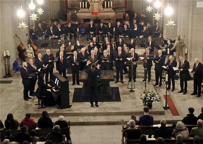 Unter der Gesamtleitung von Wassily Kotykow gab der Maennerchor ein Konzert in der Horchheimer Pfarrkirche. Mitwirkende: Maria Streltsova (Klavier) und das Konzertorchester Koblenz unter der Leitung von Christoph Engers. Foto: Lothar Stein, Koblenz