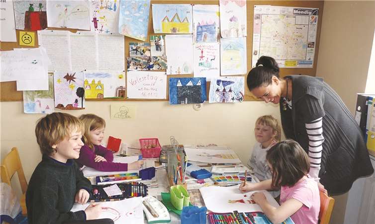 Unter der Leitung der Fachlehrerin Frau Stein gestalten die Kinder Bilder für den Malwettbewerb. Leider konnte noch kein fertiges Kunstwerk präsentieren werden, aber die Arbeiten schreiten gut voran. -SF-