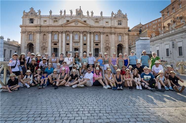 Unter der Leitung der Jugendpfleger Alexander Schlich und Silke Schmitz sowie den Gemeindereferentinnen Anita Nohner und Alena Becker reisten die 46 Jugendlichen nach Rom.  Foto: Thomas Jankowsky