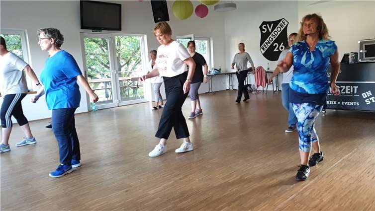 Unter der Leitung der Tanztrainerin Marion Reuland wird das Tanzbein geschwungen Foto:SV Rengsdorf