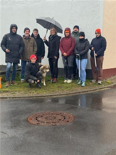 Unter der Leitung der neuen Ortsvorsteherin Dr. Maureen Thielen machten sich zahlreiche Unterstützerinnen und Unterstützer auf den Weg, um beim diesjährigen Clean-Up-Day im Dorfkern und rund um das WahrzeicFoto: privat
