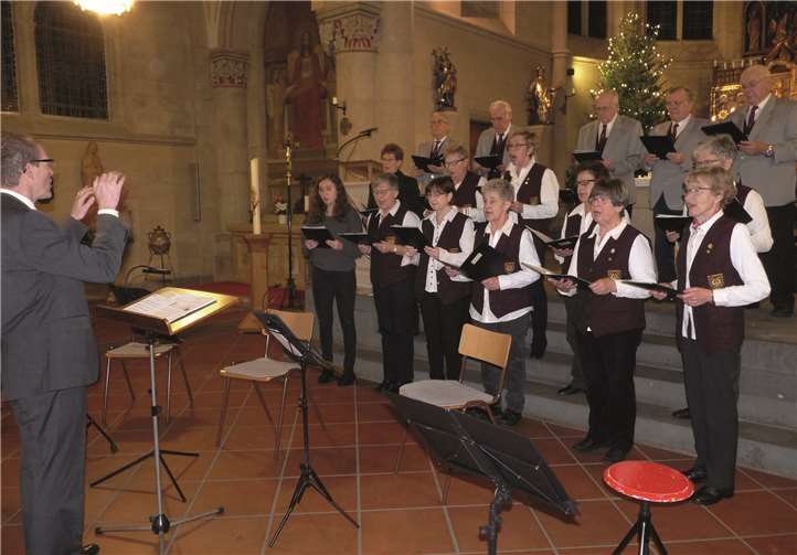 Unter der Leitung ihres Chorleiters Bernd Heilig zeigten die Sängerinnen und Sänger große Freude am Gesang.