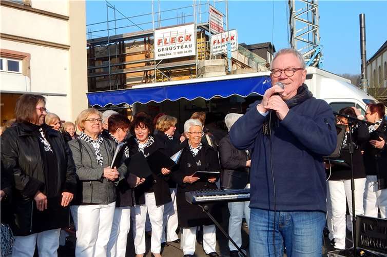 Unter der Leitung von Alois Müller unterhielt der Sayner Frauenchor die Marktbesucher. GM