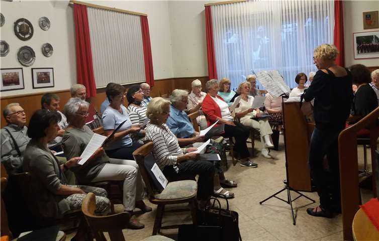 Unter der Leitung von Andrea Ernst probt der Chor derzeit intensiv für den bevorstehenden Jubiläumsfestabend. privat