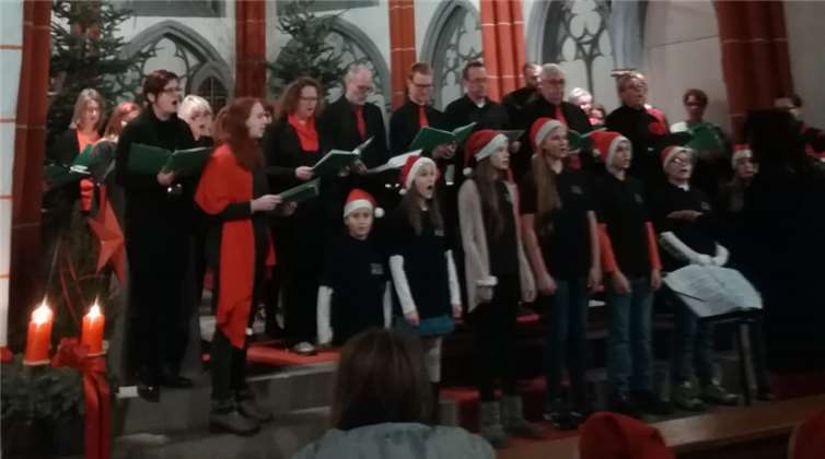 Unter der Leitung von Andrea Schlich konnte der Kinder- und Jugendchor das Publikum mit Liedern wie Sterneputzerkinder, Dezemberträume, Zumba Zumba und vielen anderen Songs begeistern.Foto: privat
