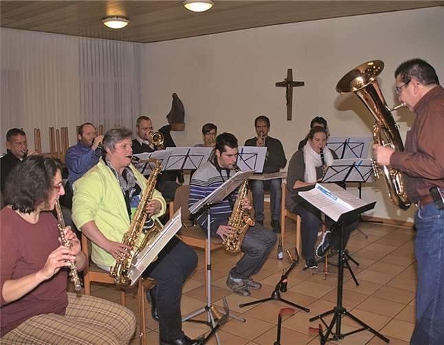 Unter der Leitung von Axel Jünger stimmte der MV Harmonie auf das Weihnachtsfest ein.-US-