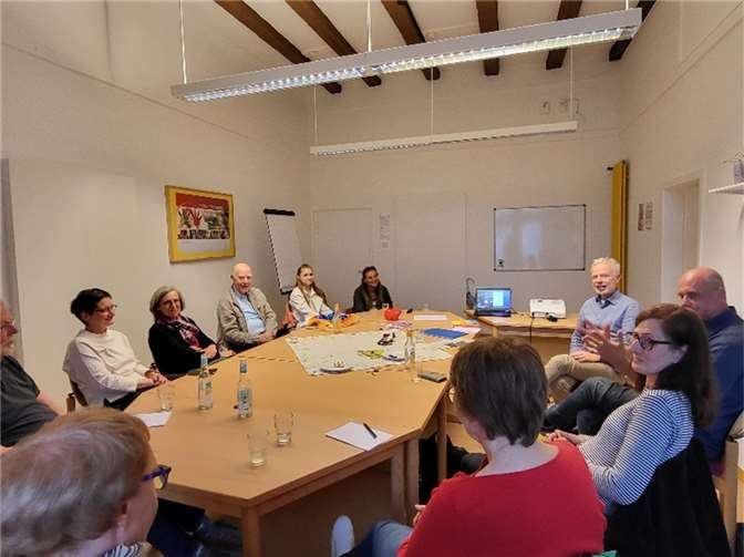 Unter der Leitung von Bildungsreferent Karl Hermann Amthauer (im Bild oben rechts) trafen sich in diesen Tagen zehn Teil-nehmer in den Räumen der Familienbildungsstätte Linz zu einem weiteren „Klimafreundlichen Dialog“. Die Themen Solaranlage und Vernetzung über Bürgergenossenschaften veranlassten zu einer lebhaften Diskussion. Foto: Jutta Dietrich, Eine-Welt Linz e.V.