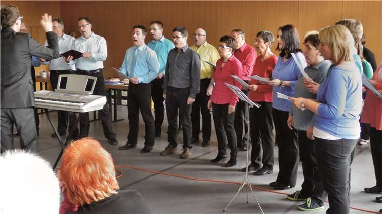 Unter der Leitung von Chordirektor FDB Marco Herbert demonstrierten die Sängerinnen und Sänger zwei gefühlvoll interpretierte Liedvorträge.