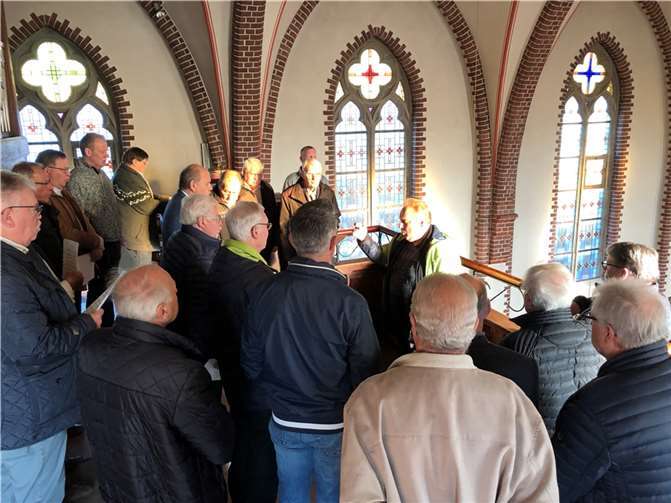Unter der Leitung von Chorleiter Jürgen Hofstötter sang der Chor Werke aus der Deutschen Messe von Franz Schubert sowie zur Gabenbereitung „Ambrosianischer Lobgesang“ nach einer Bearbeitung von E. Ruh. Foto: privat