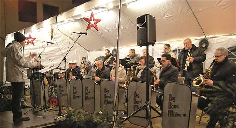 Unter der Leitung von Christian Eberz präsentierte die Big Band Mülheim ihr weihnachtliches Repertoire. GH