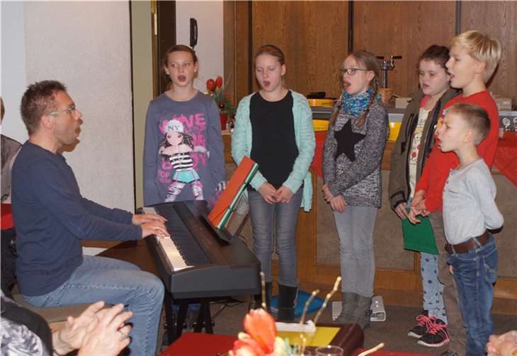 Unter der Leitung von Dekanatskantor Markus-Johannes Lamprecht trugen Kinder weihnachtliche Lieder vor.