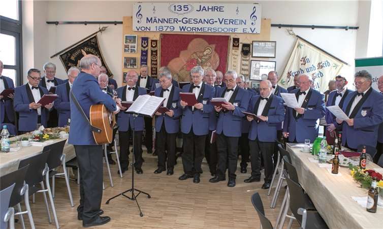 Unter der Leitung von Dirigent Hans Georg Schneider gab der MGV Wormersdorf beim Festkommers im Pfarrheim eine Kostprobe seines Könnens. JOST