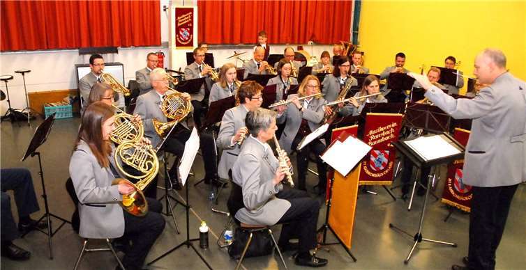 Unter der Leitung von Dirigent Marc Schaeferdiek präsentierte der Musikverein Ransbach-Baumbach dem Publikum im Ransbach-Baumbacher Skulpturen- und Miniaturenmuseum ein Programm weihnachtlich inspirierter Lieder. KER