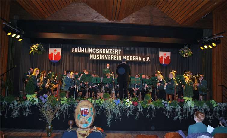 Unter der Leitung von Dirigent Thomas Schmitz-Urszán findet das Konzert statt.Privat