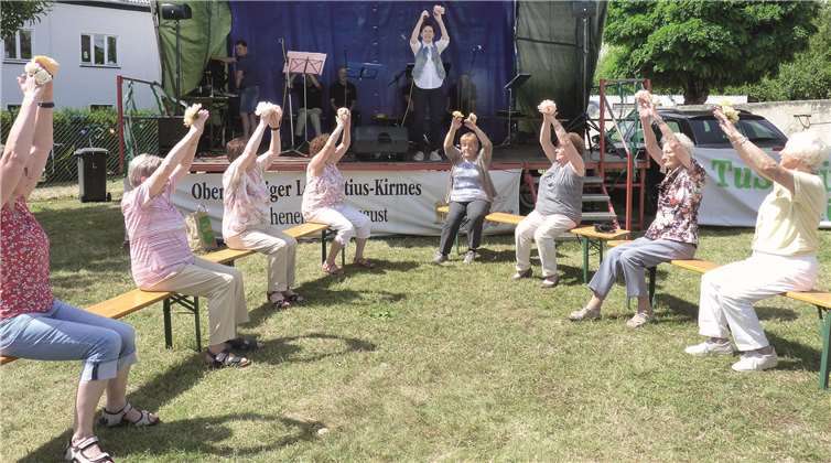 Unter der Leitung von Doris Gunkel präsentierten die Seniorinnen von Pro Mendig einen Rosentanz.
