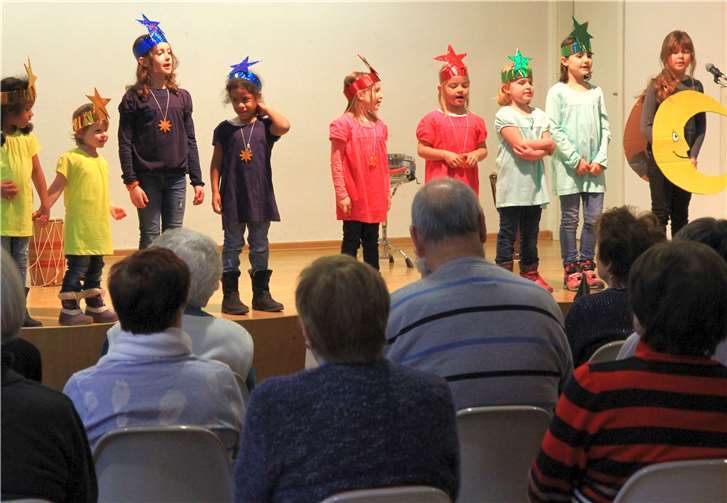 Unter der Leitung von Elke Schäfgen bezauberten die Sternenkinder des Kinderchores die Gäste mit einem musikalischen Weihnachtsspiel.privat