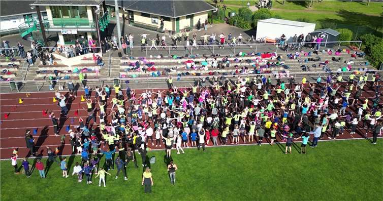 Unter der Leitung von Frau Heinemann eröffnete die Klasse 3b den Tag mit einem mitreißenden Warm-up zu fetziger Musik. Foto: GS Polch