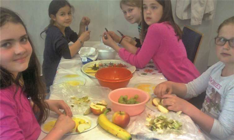 Unter der Leitung von Frieda Rübhausen stellten die Kinder Obstsalat für die Sojajoghurts her. privat