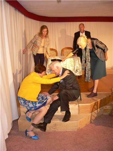 Unter der Leitung von Gundula Schroeder bietet das beliebte, über Wachtberg hinaus bekannte „Kellertheater Chateau Pech“ in dieser Herbstsaison ein unterhaltsames Feuerwerk an Situationskomik.  Foto: Gemeinde Wachtberg