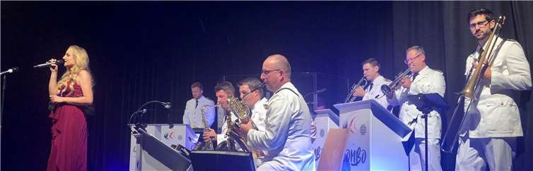 Unter der Leitung von Hauptfeldwebel Robert Engelberth spielte die Combo des Musikkorps der Bundeswehr zum Tanz auf. Foto: privat