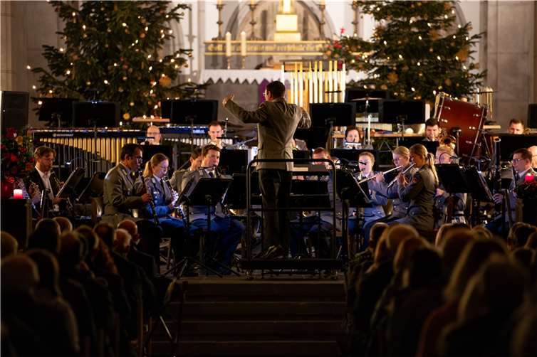 Unter der Leitung von Hauptmann Wolfgang Dietrich präsentierte das Heeresmusikkorps Koblenz eine breite Auswahl musikalischer Leckerbissen.  Foto: Bundeswehr/Patrick Grüterich