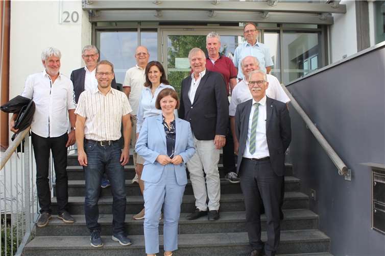 Unter der Leitung von IHK-Vizepräsident Jörg Schäfer (3. von links) wurde über Hochwasservorsorge ebenso gesprochen wie über wichtige Infrastrukturmaßnahmen und Sorgen und Nöte der Unternehmer in der Aufbauphase. Foto: IHK Regionalbeirat