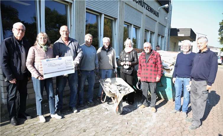 Unter der Leitung von Irene Krüger übergab der Vorstand des Heimatvereins Meckenheim einen Scheck über 1000 Euro an den Vorstand der St. Sebastianus-Bruderschaft.Foto: St. Sebastianus-Schützenbruderschaft Meckenheim