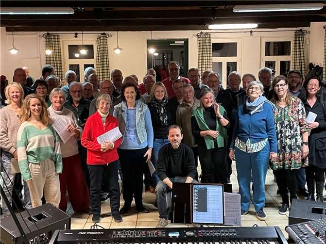 Unter der Leitung von Marco Zimmermann probten die Sängerinnen und Sänger gemeinsam.  Foto: privat