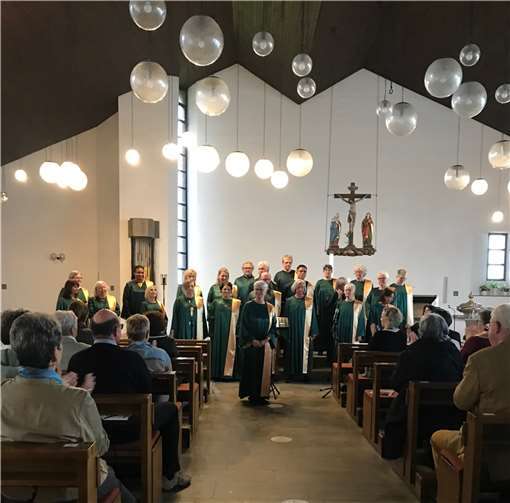 Unter der Leitung von Monica Schneider-Henseler bot der Chor eine Abwechslung zwischen freudiger Ausgelassenheit und tiefer Emotionalität.  Foto: Lions Club Meckenheim-Wachtberg