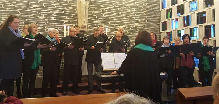 Unter der Leitung von Monika Meyer sang der Chor Weihnachtslieder aus verschiedenen Epochen. privat
