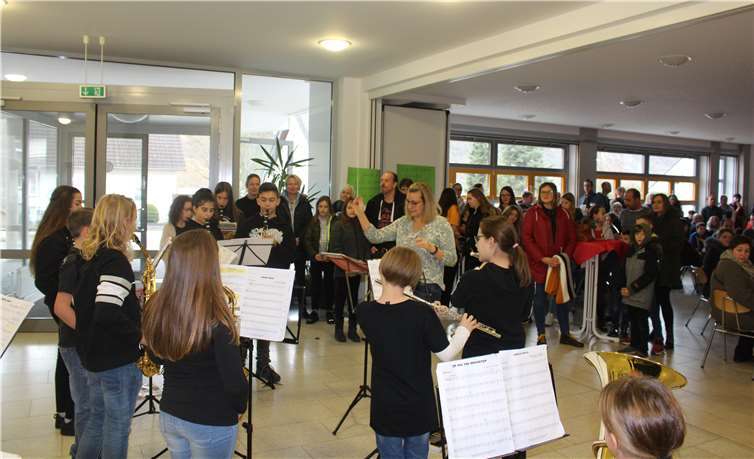 Unter der Leitung von Musiklehrerin Kathrin Simon begrüßte die Bläserklasse 6 im Mehrzweckraum die zahlreichen interessierten Gäste.Fotos: Realschule plus und FOS Untermosel