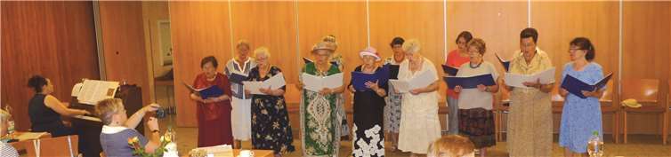 Unter der Leitung von Nadezda Asinase brachten dreizehn göttliche Stimmen mit Svetlana Orlik am Klavier Schwung in den Saal. privat