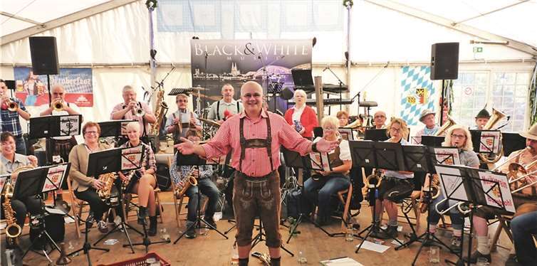 Unter der Leitung von Pietro Gaudenti begrüßte die Musikvereinigung Burgbrohl die Frühschoppenbesucher u.a. mit schmissiger Blasmusik.